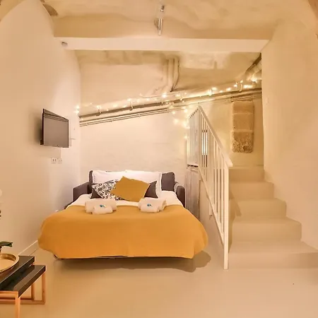 New Stunning 4 Bdrs Apt, With Ac - Le Marais Apartment *