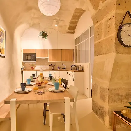 New Stunning 4 Bdrs Apt, With Ac - Le Marais *