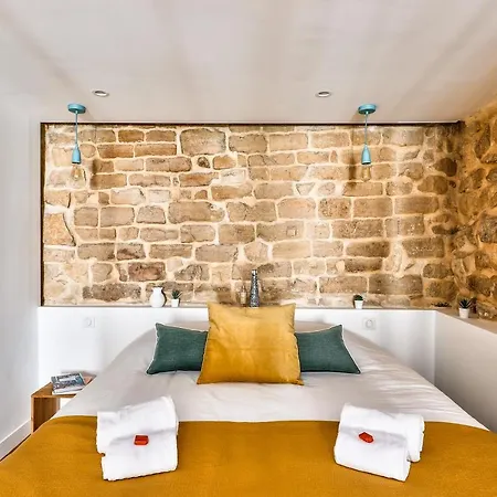 New Stunning 4 Bdrs Apt, With Ac - Le Marais Apartment *