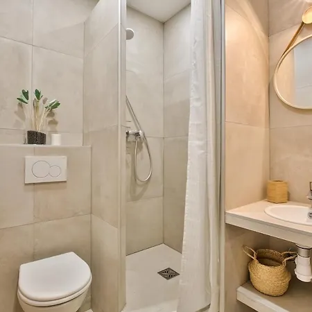 New Stunning 4 Bdrs Apt, With Ac - Le Marais Apartment *
