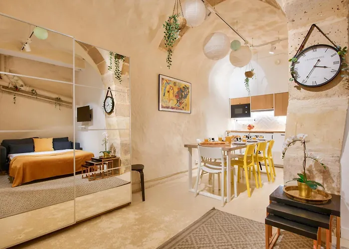 New Stunning 4 Bdrs Apt, With Ac - Le Marais Apartment *